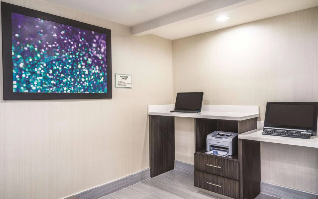 La Quinta Inn & Suites by Wyndham Loudon