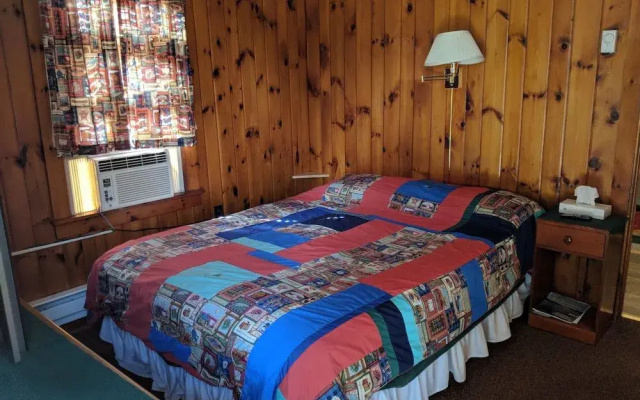 Pine Tree Motel & Cabins