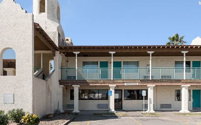 Отель Knights Inn Kingsville США, Кингсвилль - отзывы, цены и фото номеров - забронировать отель Knights Inn Kingsville онлайн вид на фасад