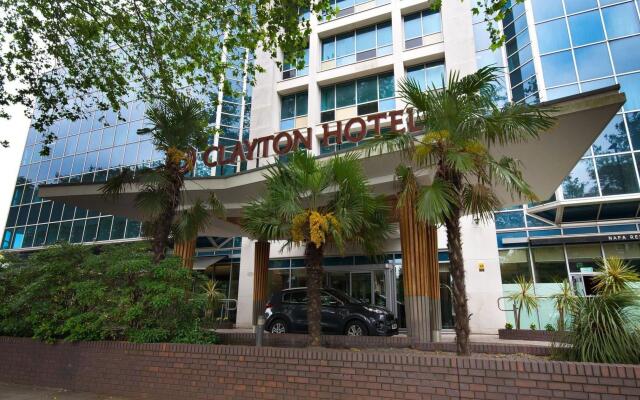 Clayton Hotel Chiswick вид на фасад