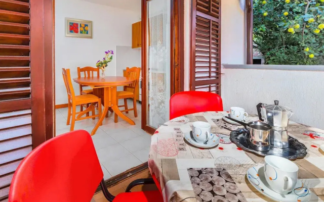 Beautiful Home in Kapelica With Wifi and 2 Bedrooms