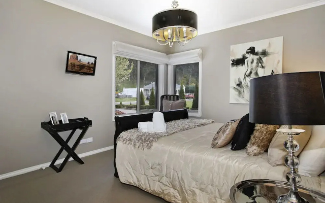 Collins Retreat - 4 Bedroom home with Pool