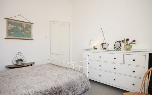 Отель 1 Bedroom Flat Near Hampstead Heath комната для гостей