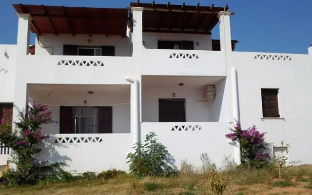 LALAROUS Studios & Apartments