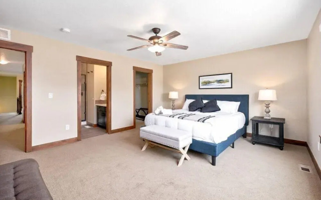 Spectacular Townhome near Breweries and River District!