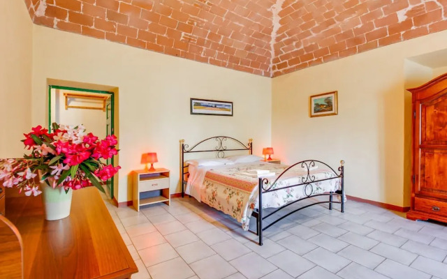 Farmhouse in Montescudaio with Shared Pool near Sea & Park