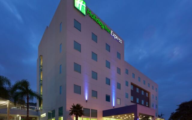 Отель Holiday Inn Express Guadalajara Iteso вид на фасад