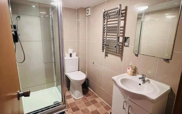 F101-First Floor Flat Fits 3 Near Hyde Park