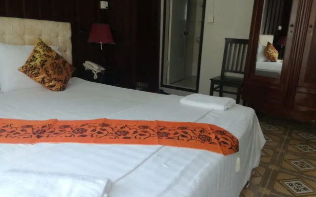 Ruchi India Restaurant & Guesthouse - Hostel