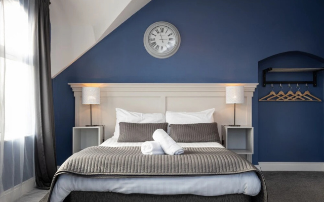 5 Eglantine Place