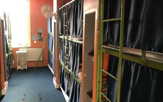 Отель Home Brighton Backpackers вид на фасад