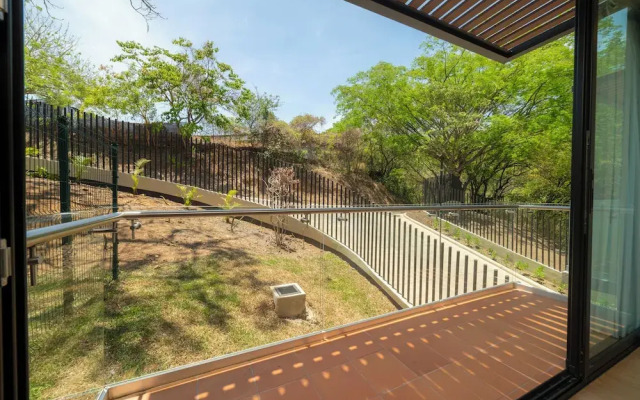 BEE Suites San José - Santa Ana