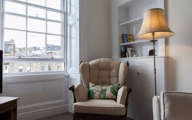 1 Bedroom Apartment In Edinburgh's New Town