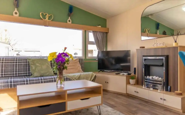 Tattershall Lakes Private Hot Tub Lodge - Sleeps 6