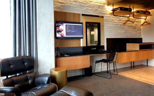 Century City Hotel Urban Square
