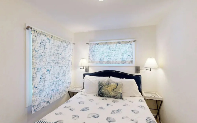Stroll to Shore: Stinson Beach Gem w/ Hot Tub