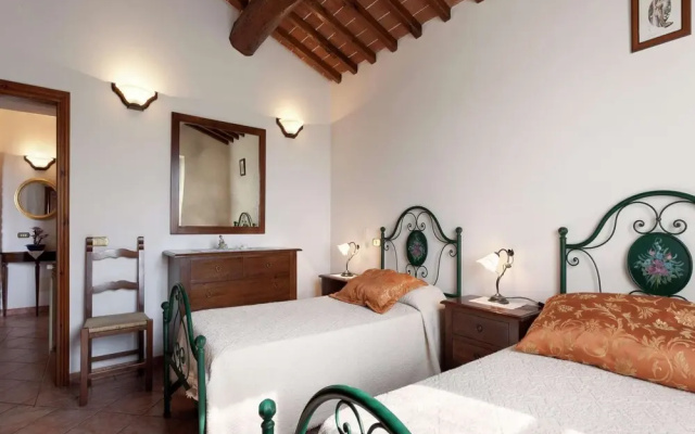 Apartment Near Cortona With Pool and Roman Charm