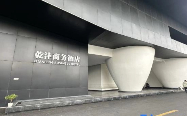 Qianfeng Business Hotel (Foshan Zumiao Lanshi Subway Station)