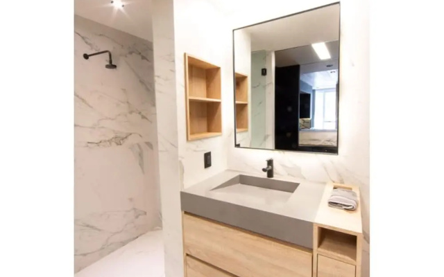 Luxurious Apartment with Amenities Near Santa Fe