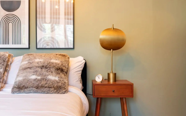 The Richmond Upon Thames Escape - Modern & Bright 2BDR Flat with Parking
