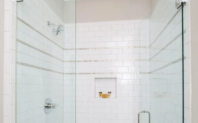 4BR/3BA Music Row House B by RedAwning