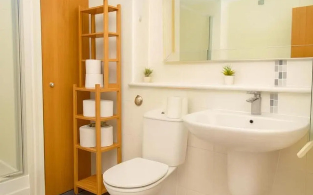 Sleeps 4 - Parking - Wifi