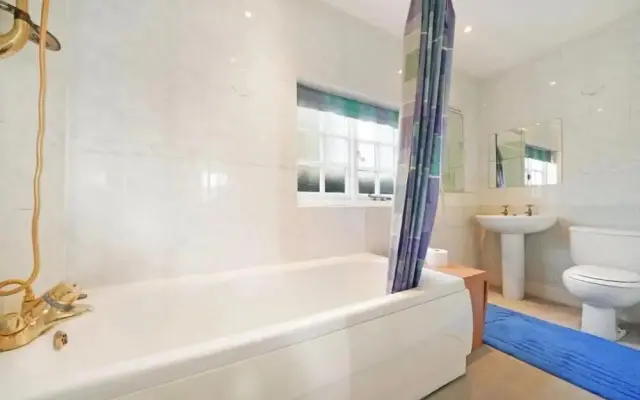 Villa Sleeps 17 With Hot Tub and Parking