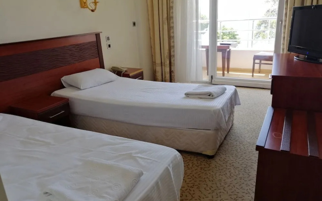 Lake Li̇fe Hotel