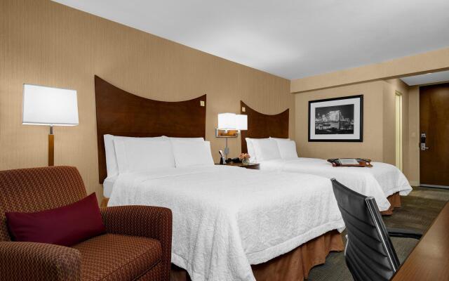 Отель Hampton Inn Manhattan-Times Square North вид на фасад