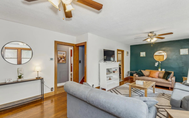 Cute, Cozy and Cheerful 3 Bedroom House!