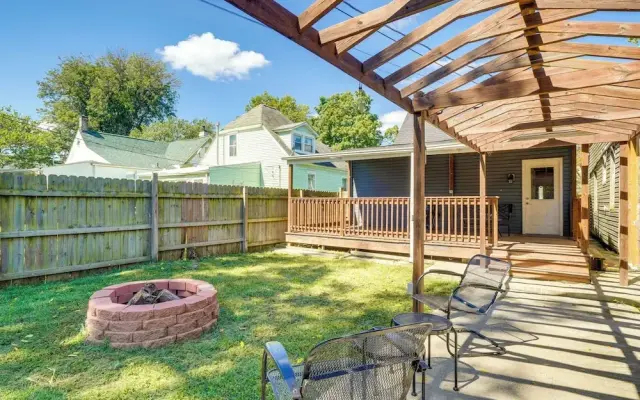 8 Mi to Louisville: New Albany Home w/ Grill!