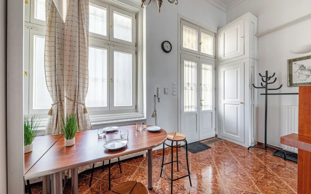 Budapest Classic Charm | 2Br + Cornertub + Smarttv