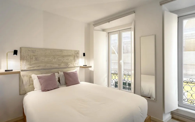 Downtown Modern Apartments by Homing
