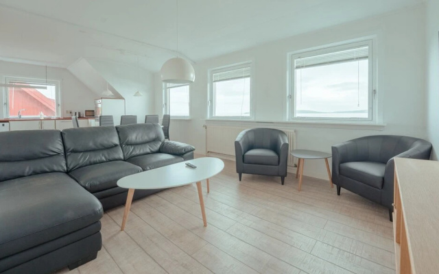 Sea View Apt / Central / Spacious / Free Parking