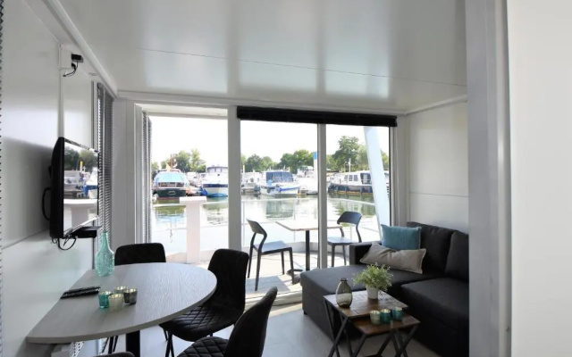 Cosy floating boatlodge Athene