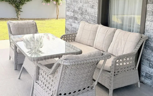 Villa-sleeps 8-parking-pool-bbq