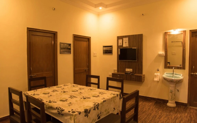 OYO 11933 Home Classic 3BHK near Geetanjali Hospital