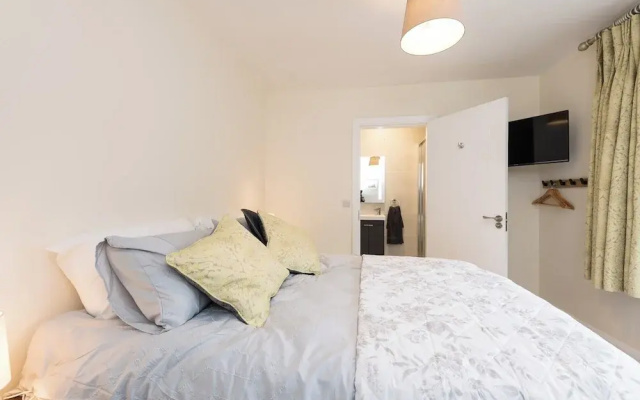 2br-sleeps4-parking-nearcork-6mintoairport