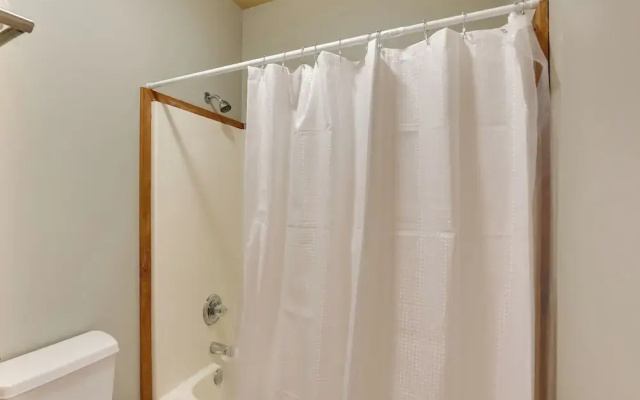 Ultimate Convenience: Historic Dtwn Marshall Apt!
