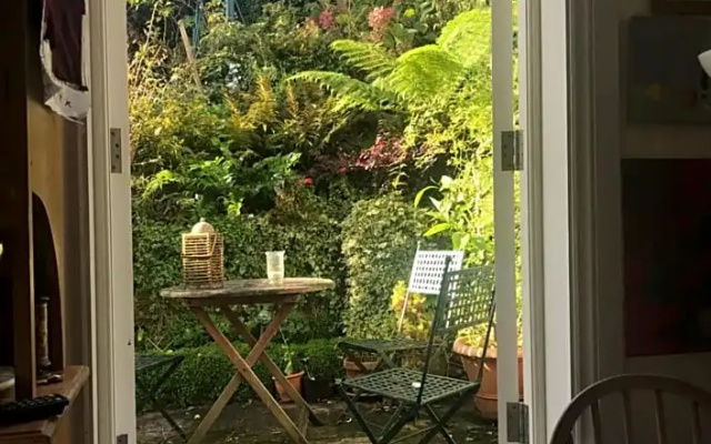 1920`s house. Private en suite sitting room . Dog friendly