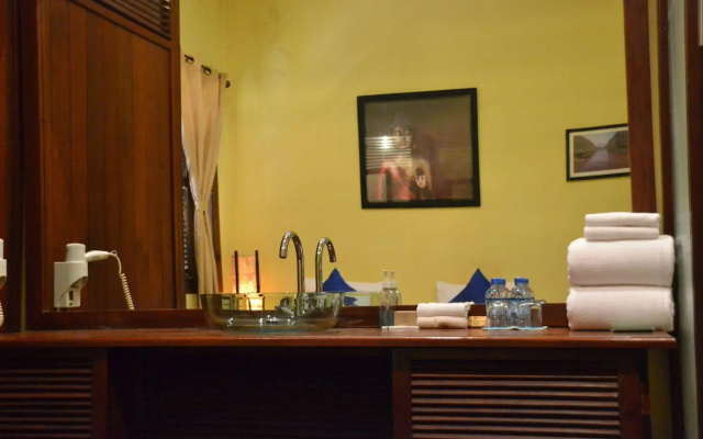 Inthira Thakhek