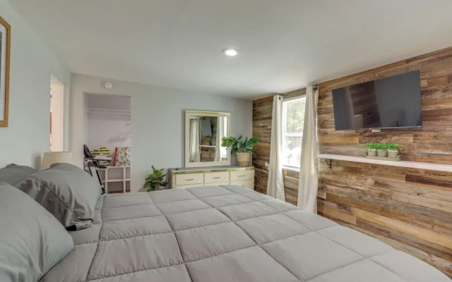 Pet-friendly Largo Escape w/ Fire Pit!