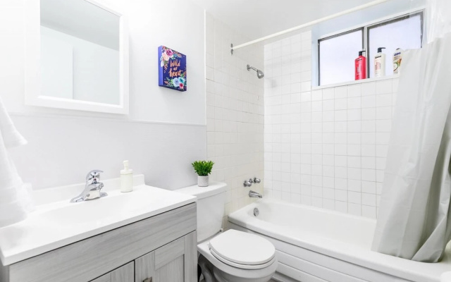 1BR King Apartment With Netflix- Near DT Hamilton