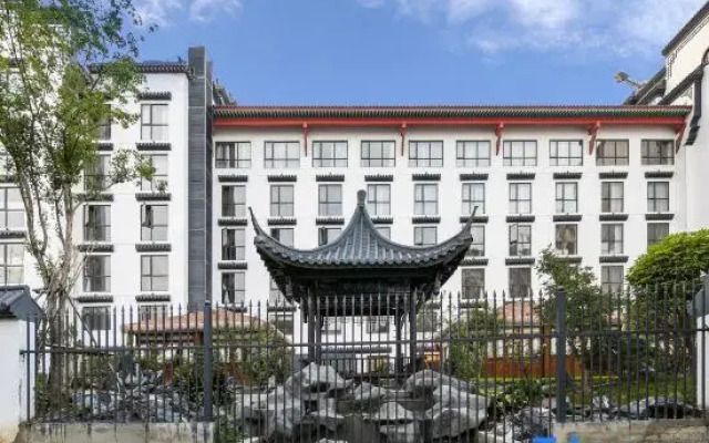 Ruijing Hotel (Wuhan Guiyuan Temple Zhongjiacun Subway Station Store)