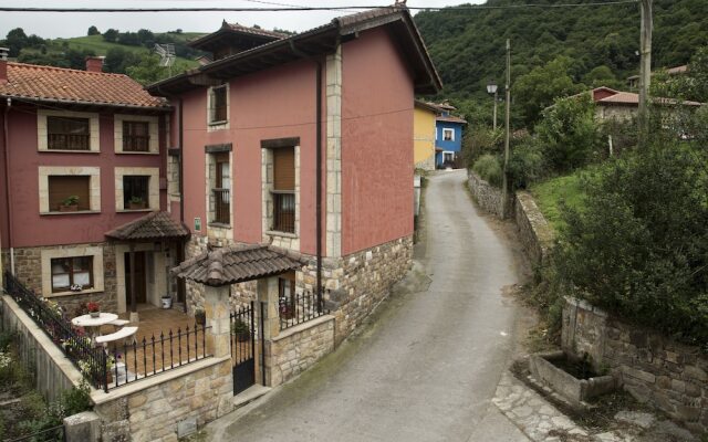 Отель Apartamentos la Regoria вид на фасад