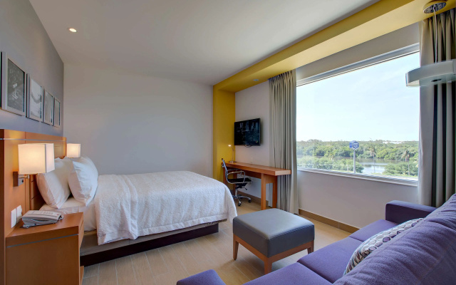 Hampton Inn & Suites by Hilton Paraiso