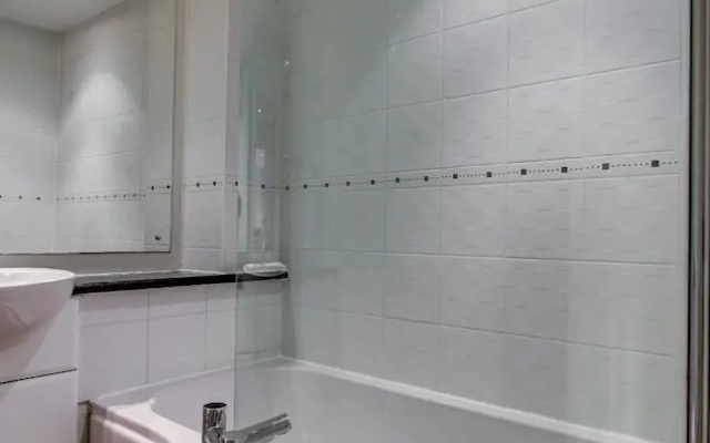 Bright & Modern 2-bedroom Flat - Sleeps 4
