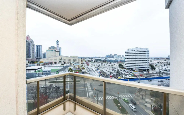 Canadian Madmac Furnished Apartment - Square One Ovation