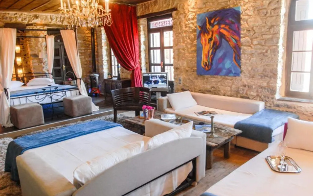 Dafni 65 · Antique Luxury Suite 65sq.m.