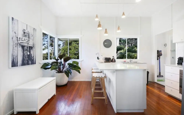 2-bed Beach House in Burleigh Heads Amidst Nature